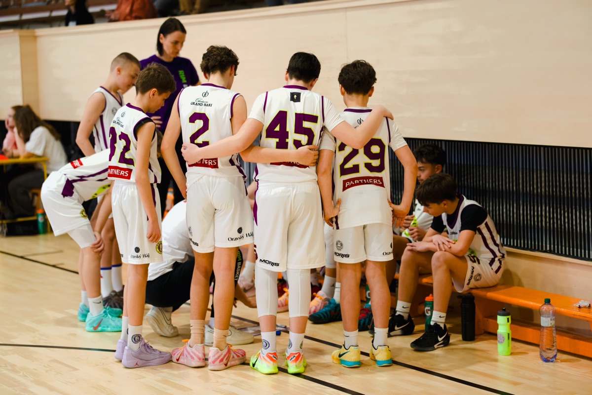 Mladí hráči RIM Basket Košice v tímovej porade