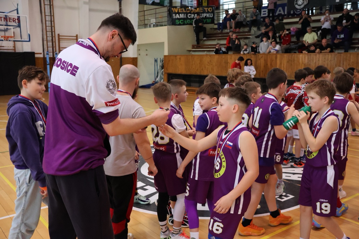 Odovzdávanie medailí hráčom RIM Basket Košice