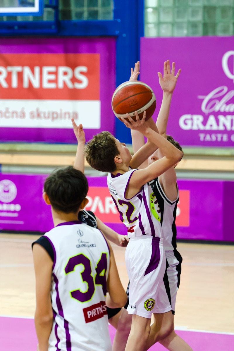 Hráč RIM Basket Košice pri streľbe na kôš počas zápasu