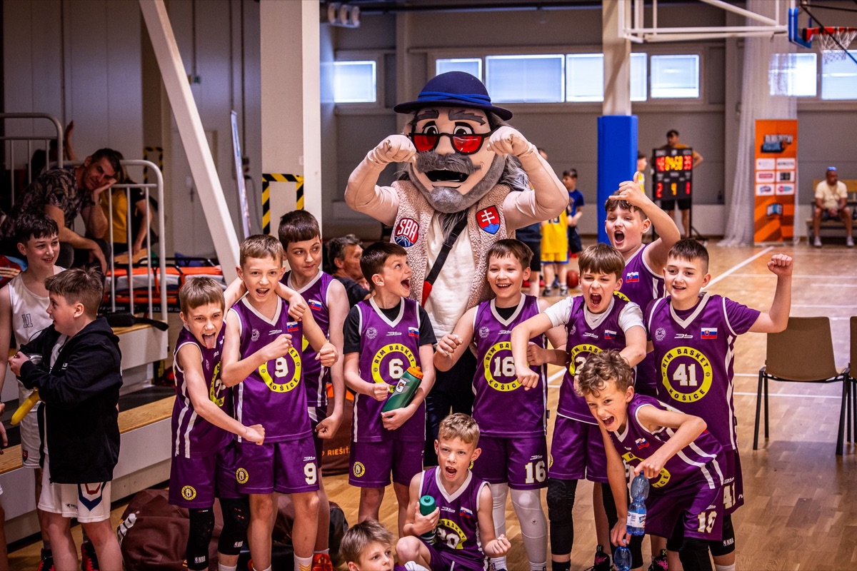 Hráči RIM Basket Košice s klubovým maskotom