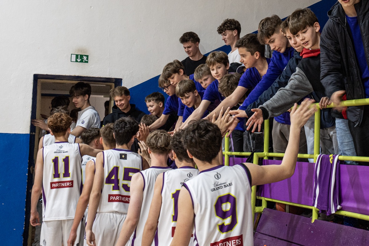 Hráči RIM Basket Košice si po zápase potriasajú rukami s fanúšikmi