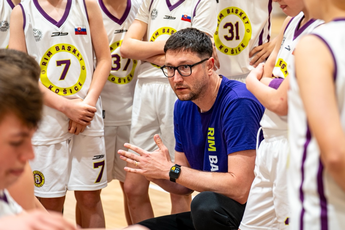 Tréner RIM Basket Košice počas rozhovoru s tímom